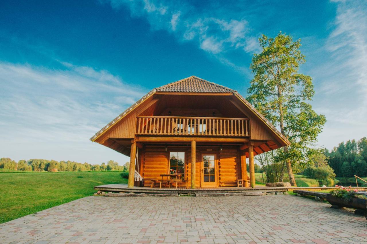 Brivdienu Maja Ar Pirti "Strautkalni" Ieriki Exteriör bild